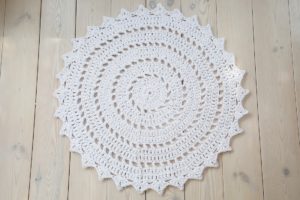 white round doily rug