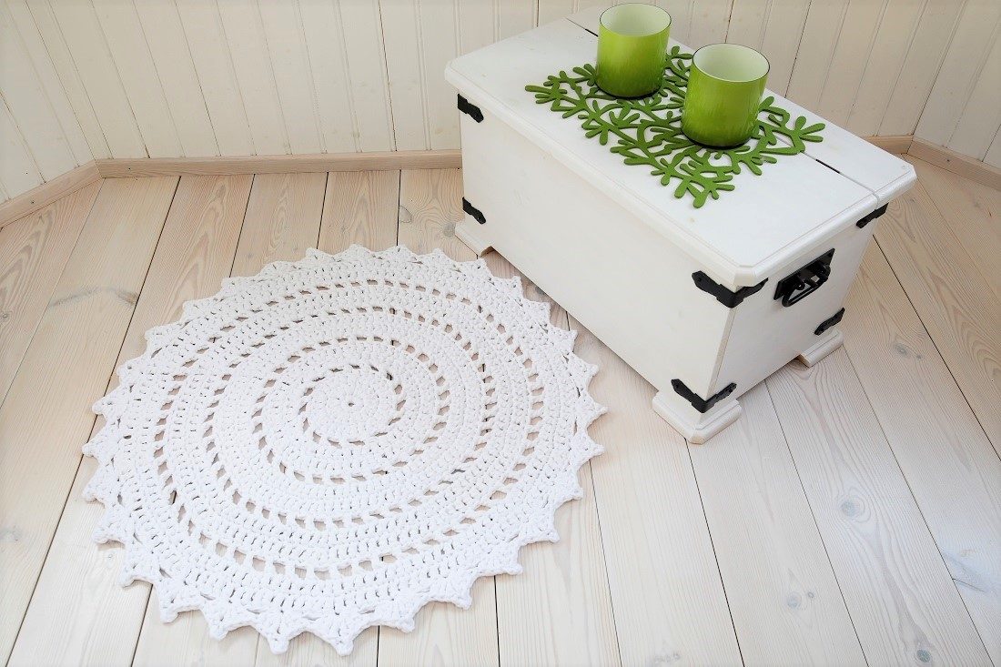 white round doily rug